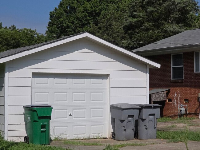 Building Photo - 4800 Crestmont Dr
