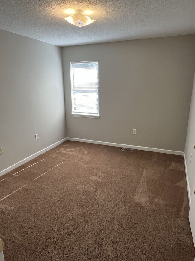 Building Photo - COMING SOON!!!  Spacious 2 Bed, 1 Bath Minutes from Uptown