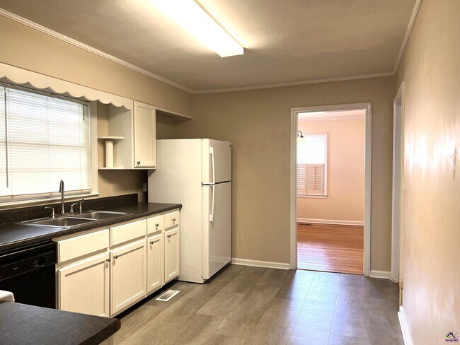 Building Photo - 230 Roycrest Dr