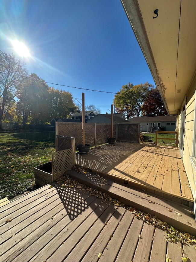 Building Photo - 1112 E Memorial Dr