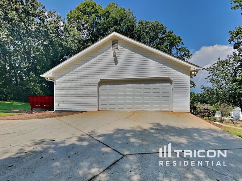 Building Photo - 345 Woods Ln