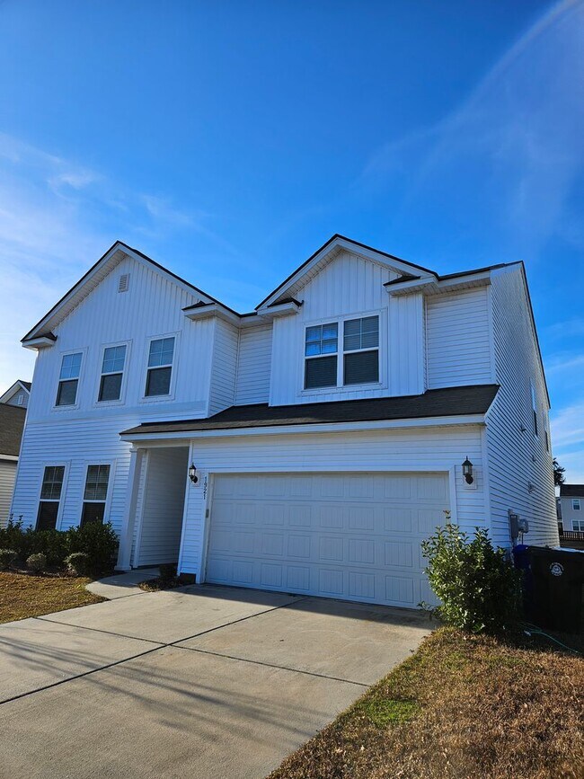 Building Photo - Spacious Two-Story Living on a Premium Lot...