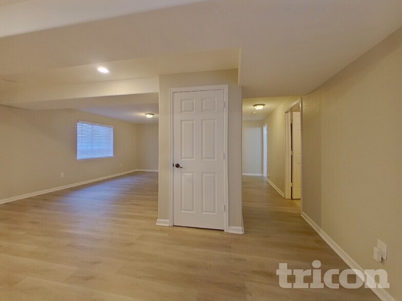 Building Photo - 385 Longspur Dr