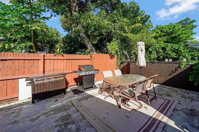 Building Photo - 945 Plantation Rd