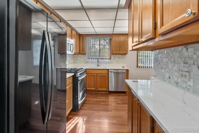 Building Photo - 451 Valley Dr