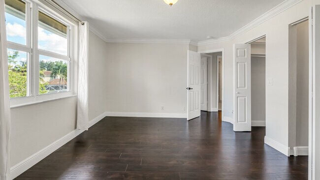 Building Photo - 5611 NW 118th Dr