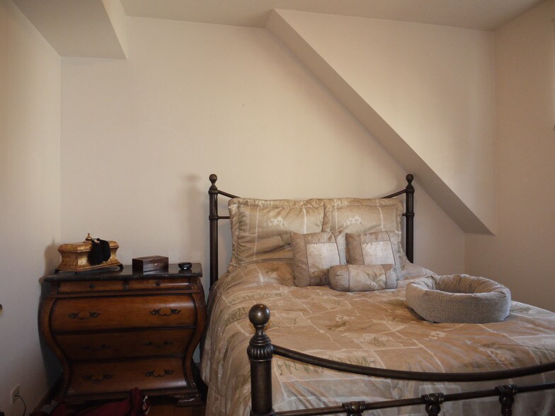 Bed 1 - 1942 N Kimball Ave