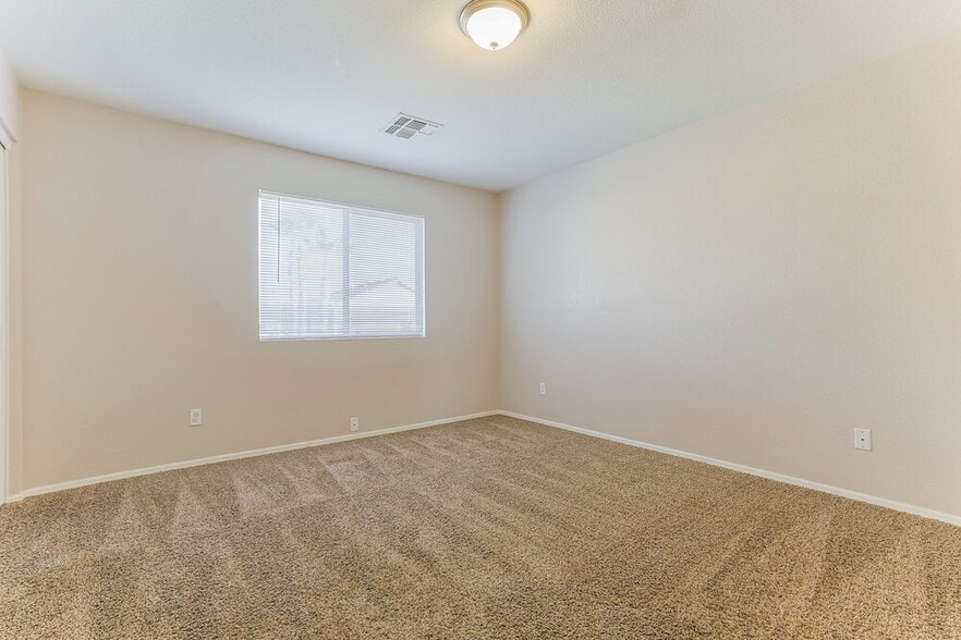 Building Photo - 514 W Redwood Dr