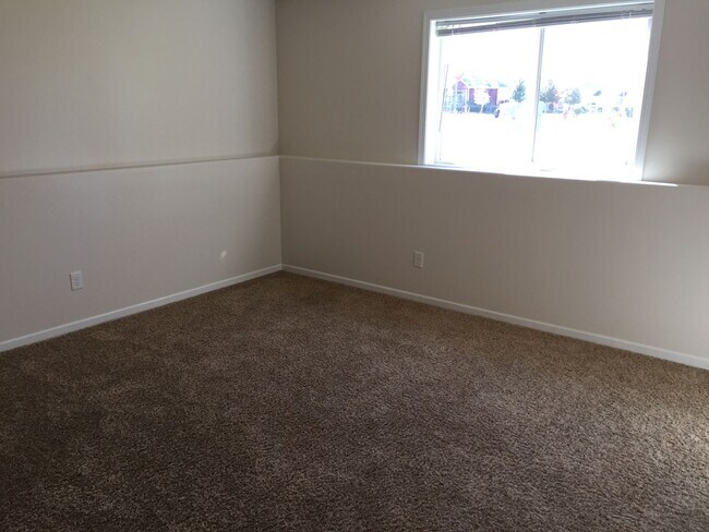 Building Photo - 3 Bed 3 Bath Twin Home