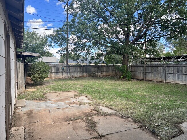 Building Photo - Large 2/1.5 with 2 Living Areas