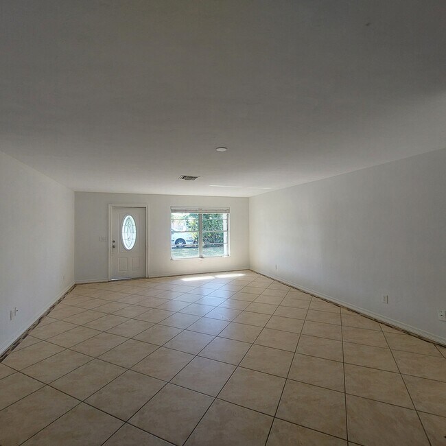 Building Photo - 1213 SW 48th Ter