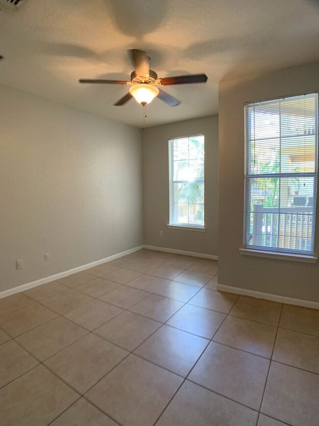 Building Photo - $600 Deposit* Beautiful 2/2 with pool view...