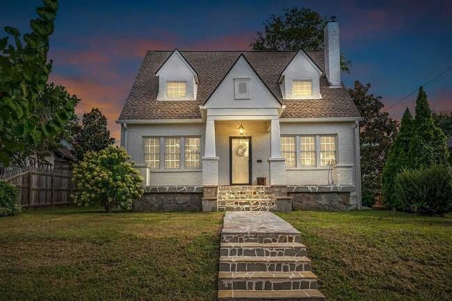 Building Photo - 1514 Sweetbriar Ave