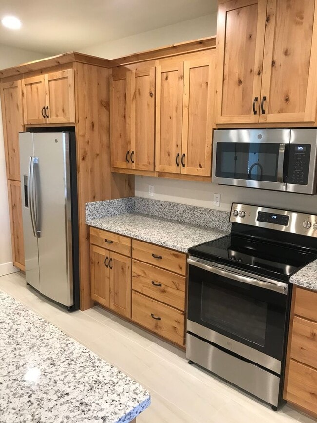 Building Photo - SPACIOUS 3 BEDROOM 3.5 BATHROOM HOME With Washer and Dryer!