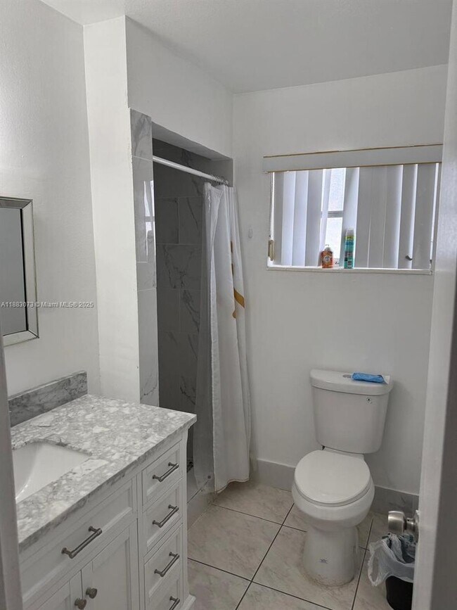 Building Photo - 826 SW 12th Ct