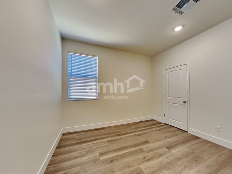 Building Photo - 521 Silverbell Falls Pl