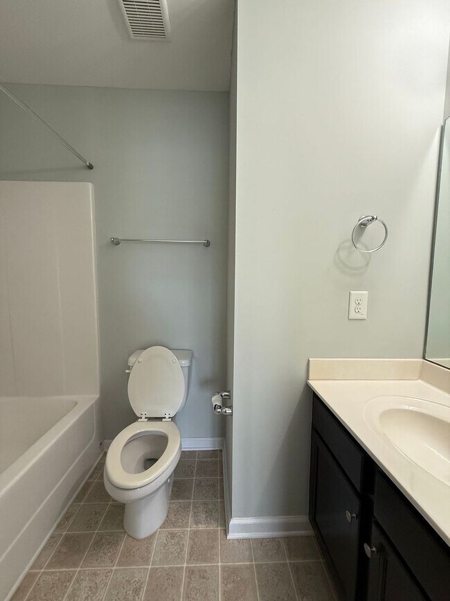 Building Photo - Beautiful 2 bedroom, 2.5 bath Town House