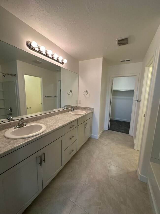 Building Photo - Deposit Moves You In This January! 3 Bed, 2.5 Bath Townhome in West Haven