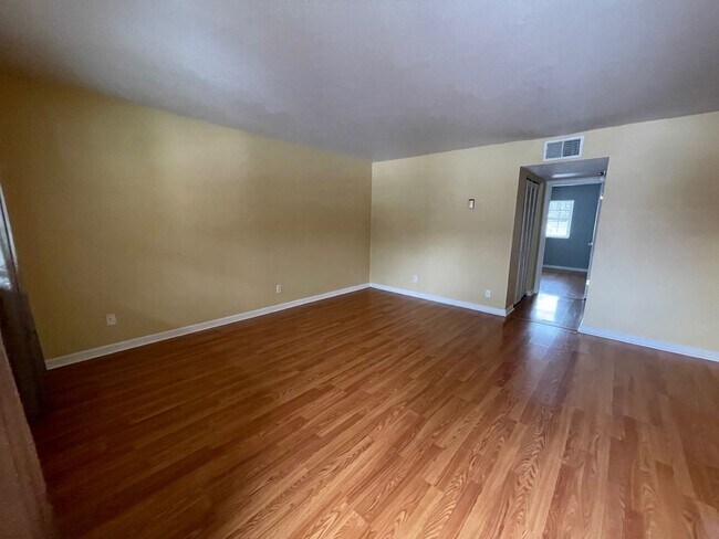 Building Photo - Charming Clifton Condo!