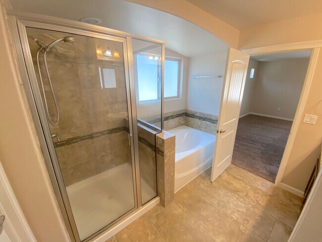 Building Photo - Gorgeous 4bed/3.5bath with 2 Master Bedrooms!