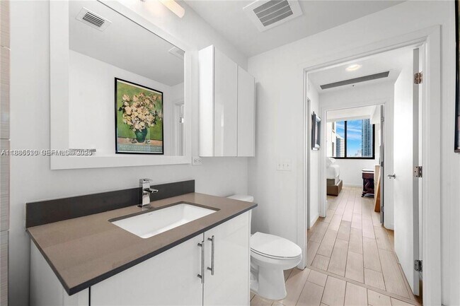 Building Photo - 999 SW 1st Ave