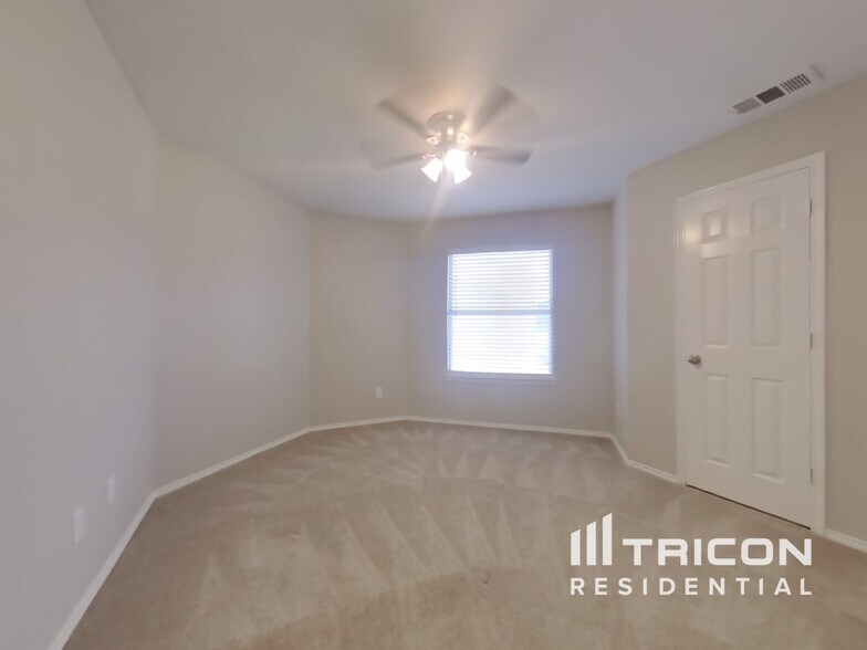 Building Photo - 589 Continental Dr