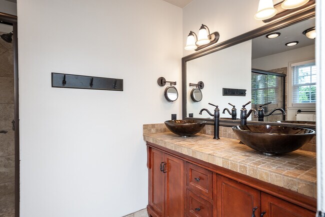 Building Photo - 114 Newman St