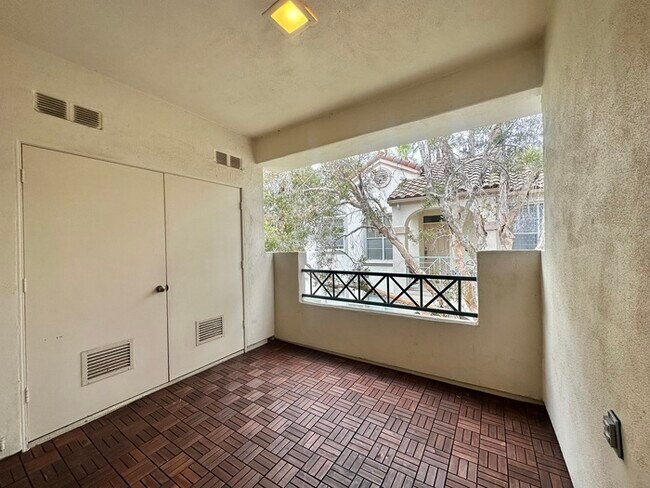 Building Photo - Second Floor Updated 2 BD / 2 BA In Carmel...
