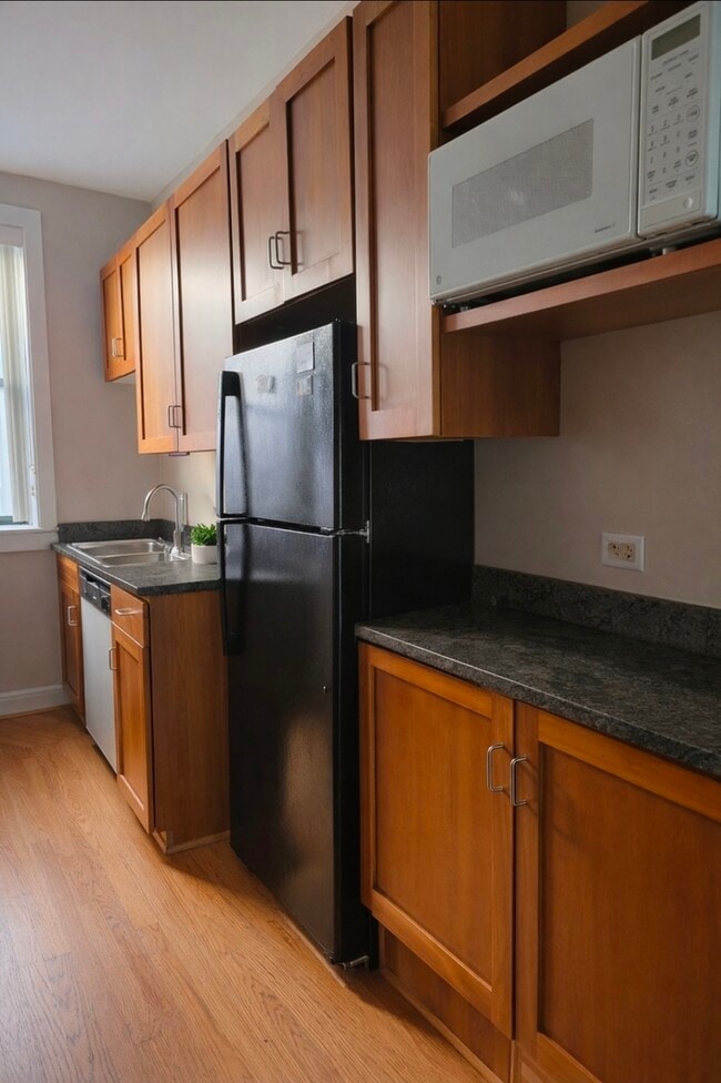 Building Photo - 6964 1/2 N Sheridan Rd