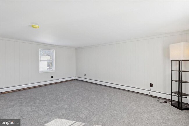 Building Photo - 371 W Main St