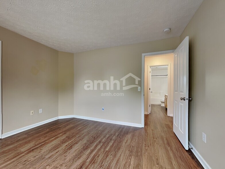 Building Photo - 551 Montgomery Dr