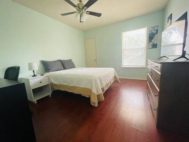 Building Photo - 1700 Balsam Way