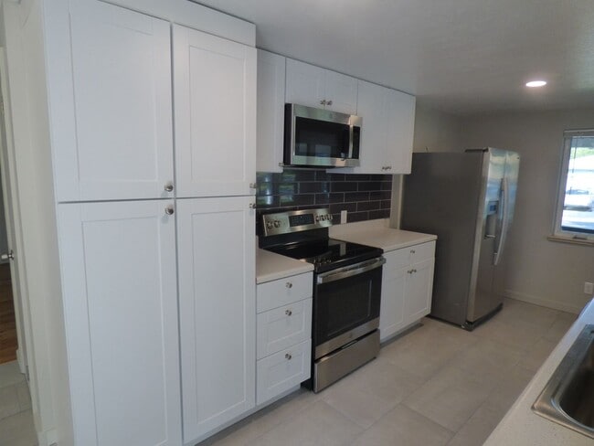 Building Photo - $0 DEPOSIT OPTION! RANCH STYLE HOME IN PRI...