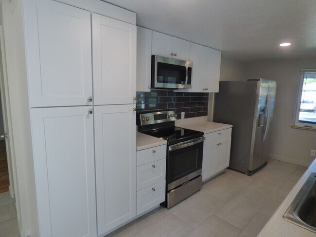 Building Photo - $0 DEPOSIT OPTION! RANCH STYLE HOME IN PRIME VIRGINIA VILLAGE!!!