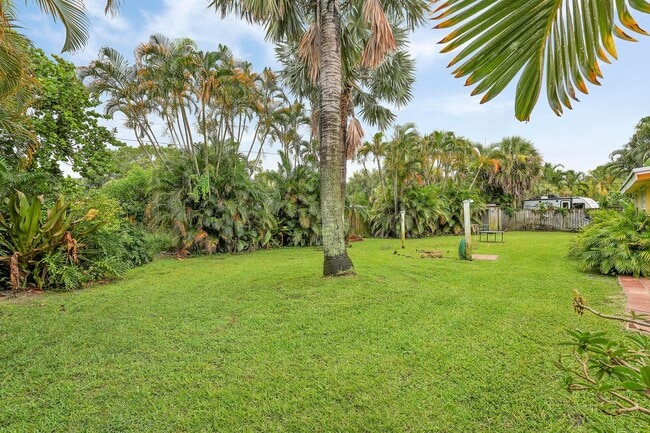 Building Photo - 744 W Ilex Dr