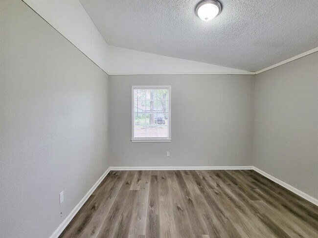 Building Photo - 405 Silver River Dr