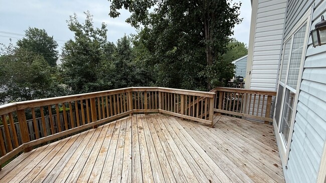 Building Photo - Glen Oaks Townhouse