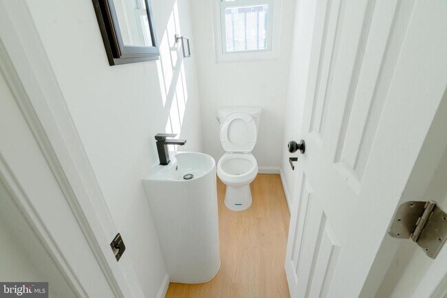 Building Photo - 413 Kennedy St NE