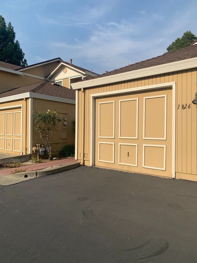 Building Photo - 1816 Shirley Dr