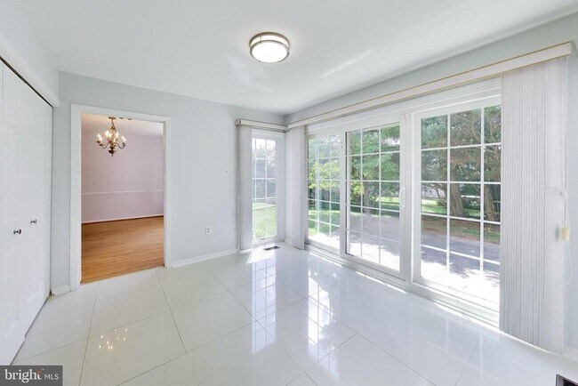 Building Photo - 991 Farm Haven Dr