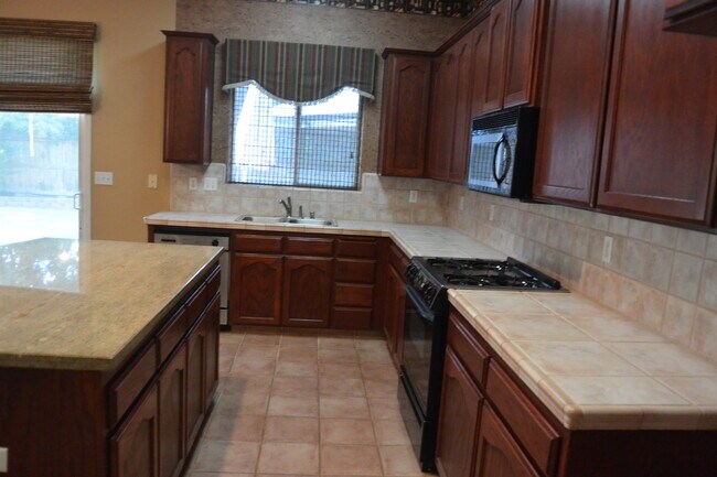 Building Photo - Beautiful Home in great North West Visalia neighborhood across from Soroptomist Park with Yard care