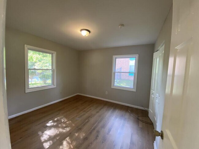 Building Photo - 717 Lunar Dr
