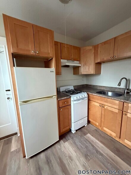 Building Photo - 349 Pleasant St