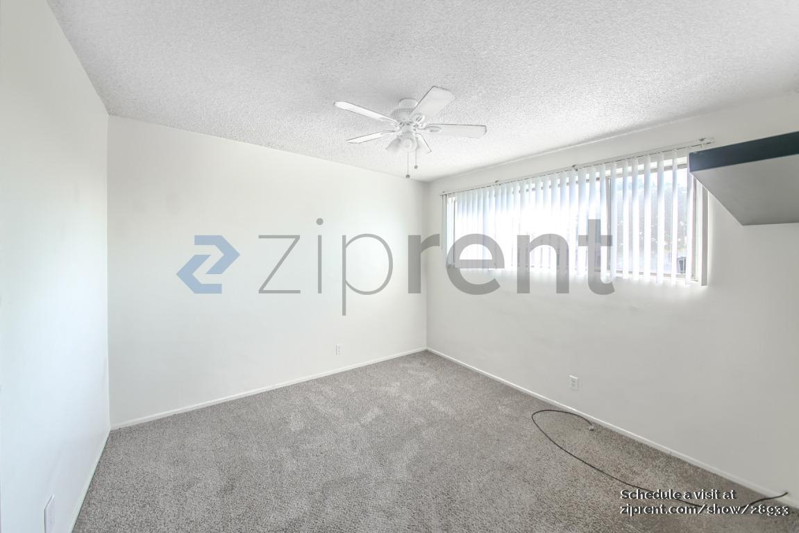 Building Photo - Unit 4