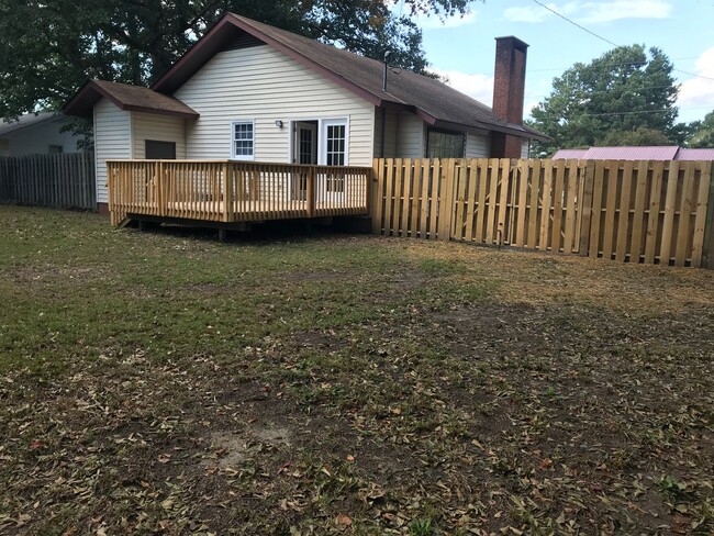 Building Photo - 112 Sycamore St