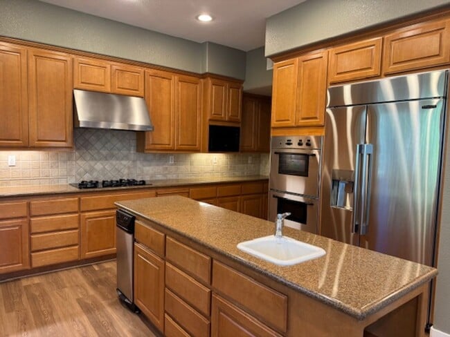 Building Photo - Gorgeous 5 bedroom + office, 4.5 bath Alam...