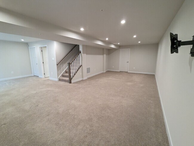 Building Photo - Stunning villa in the Harrison Terrace com...