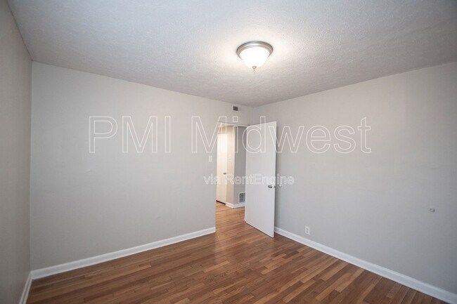 Building Photo - 140 E 19th St