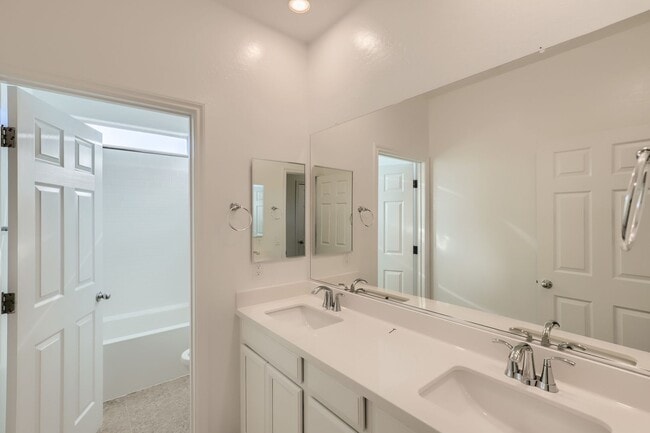 Building Photo - Beautiful 4 bed, 4.5 bath, 3 car garage with full casita!