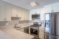 Building Photo - Modern 2-Bedroom Unit with Large Lanai – Prime Waikiki Location